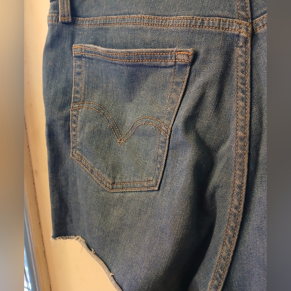 Women's Levis Distressed Denim Shorts. Sz. 33 - Picture 4 of 7